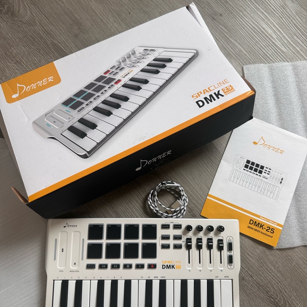 DMK-25 White MIDI Keyboard Controller
